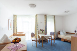 Lichtes großes Zimmer für alte Menschen mit Demenz in Berlin Tempelhof