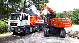 Abbrucharbeiten mit Bagger und LKW nahe Berlin