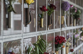 Blumenschmuck für ein Urnengrab