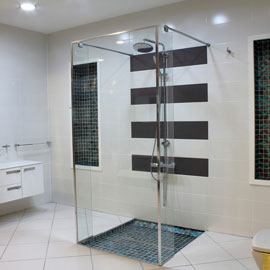 Moderne Glasduschabine in Bad