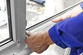 Handwerker setzt neues Fenster ein