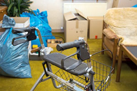 Gerümpel und ein Rollator in einem Zimmer bei Haushaltsauflösung