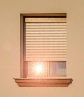 Holzrollladen als Sonnenschutz