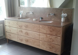 Innenausbau in Berlin Badschrank aus Holz