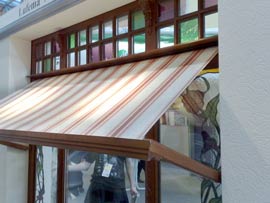 Markise mit Holzrahmen vor einem Ladenfenster