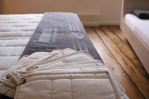 BeLaMa Bett aus massivem Holz in Berlin kaufen - Foto Ausstellung für Betten