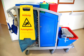 Reinigungswagen mit dem Handwerkszeug eines professionellen Gebäudereinigers