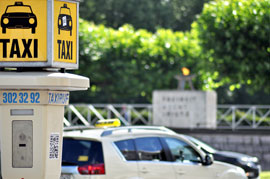 ohne Mobiltelefon schnell erreichbar Taxirufsaeule in Berlin