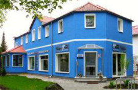 Geschätsgebäude mit moderner Sicherheitstür und Kunststoffenstern