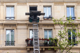 Altbaufassade Berlin mit Umzugs-Lasten-Aufzug