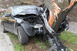 Schwerer Unfall auf der Landstraße - hier wird ein Fachmann für Verkehrsunfallrecht gebraucht